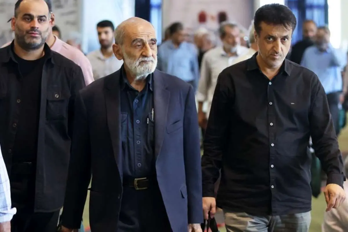 عکس؛ حسین شریعتمداری و بسیجی معروف در نماز جمعه تهران