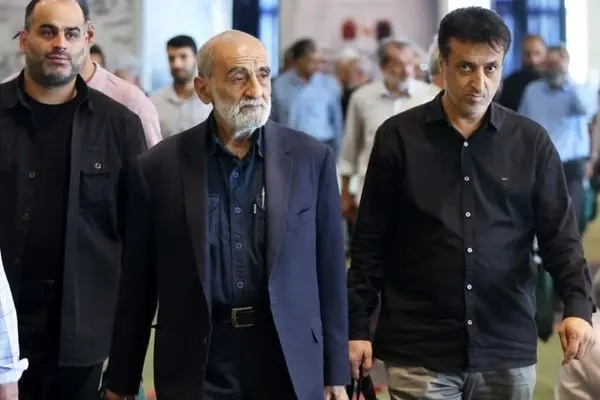 عکس؛ حسین شریعتمداری و بسیجی معروف در نماز جمعه تهران