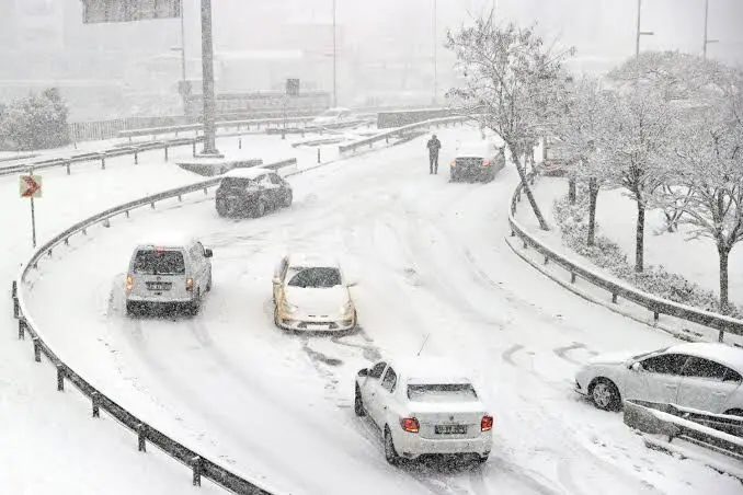 واژگونی خودرو و حرکت روی سقف بر اثر تصادف