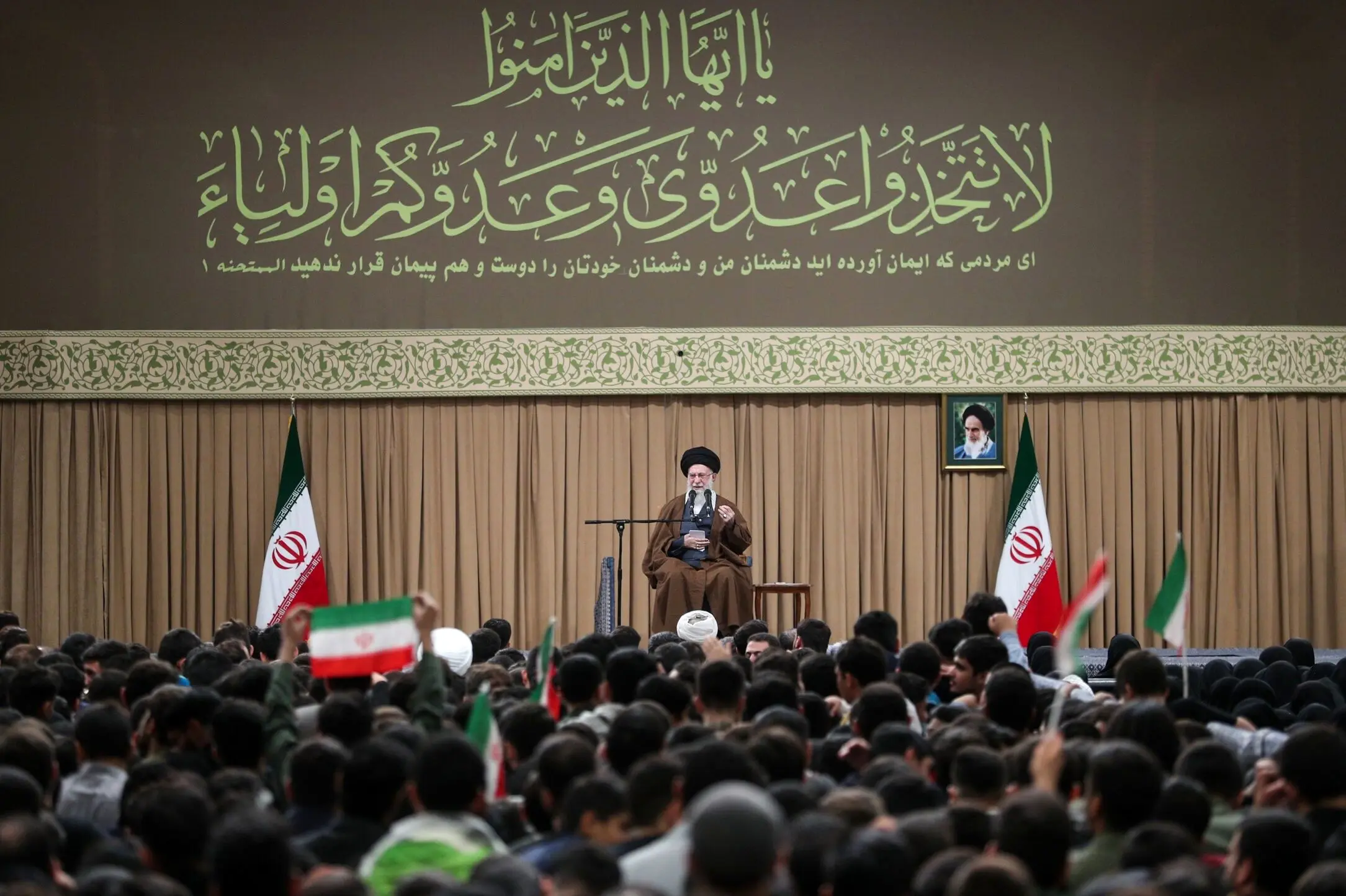 کیهان: روش مواجهه رهبری با دولت‌ها حمایت آشکار و انتقاد غیرآشکار است
