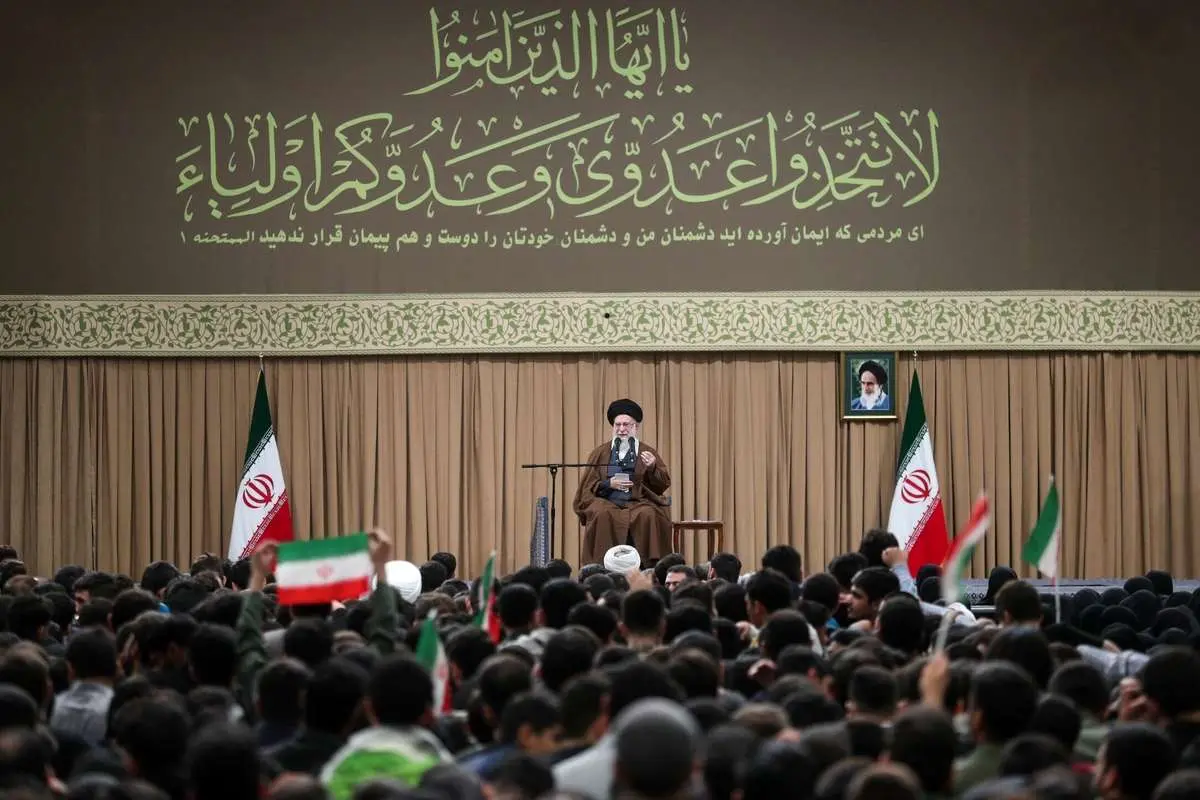 کیهان: روش مواجهه رهبری با دولت‌ها حمایت آشکار و انتقاد غیرآشکار است
