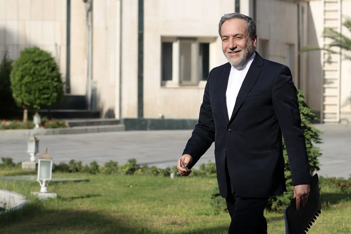 بازدید عراقچی از ساختمان‌های آسیب‌دیده صداوسیما