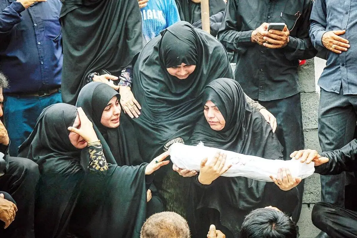 «بوسیدیم، بغل کردیم و به خاک سپردیم»/ گفت‌وگو با تعدادی از خانواده‌های شهدای میناب

