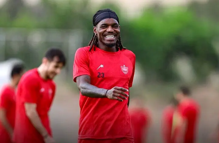 تصویر؛ مهاجم جنجالی پرسپولیس با گوشواره به سبک کریس رونالدو

