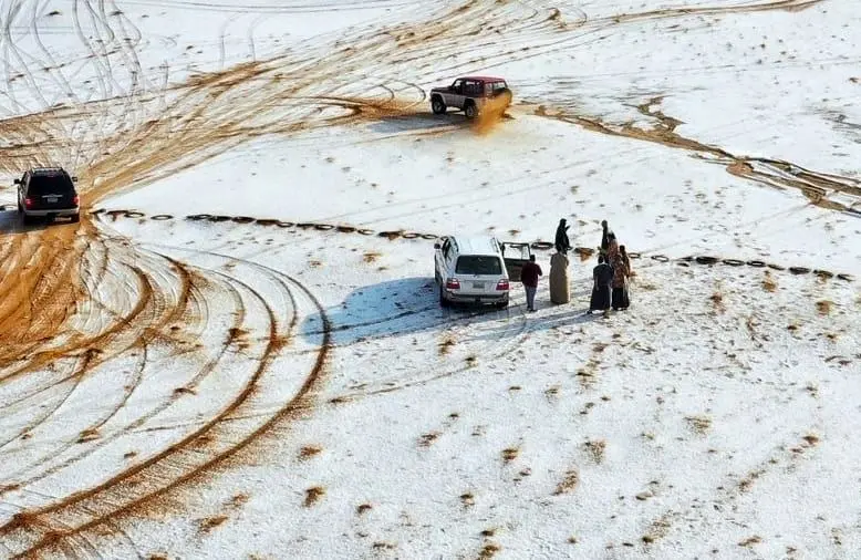 جاده‌ها و بیابان‌های عربستان سفیدپوش شد