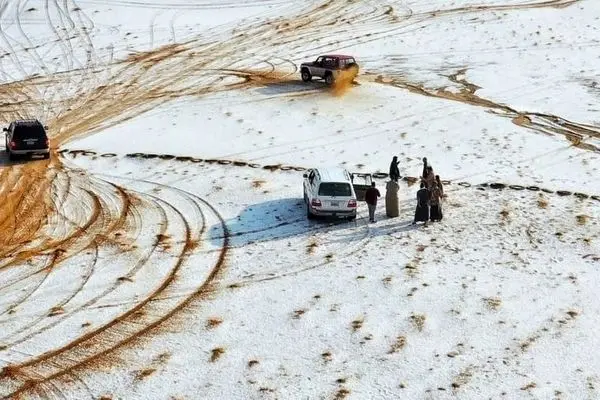 جاده‌ها و بیابان‌های عربستان سفیدپوش شد