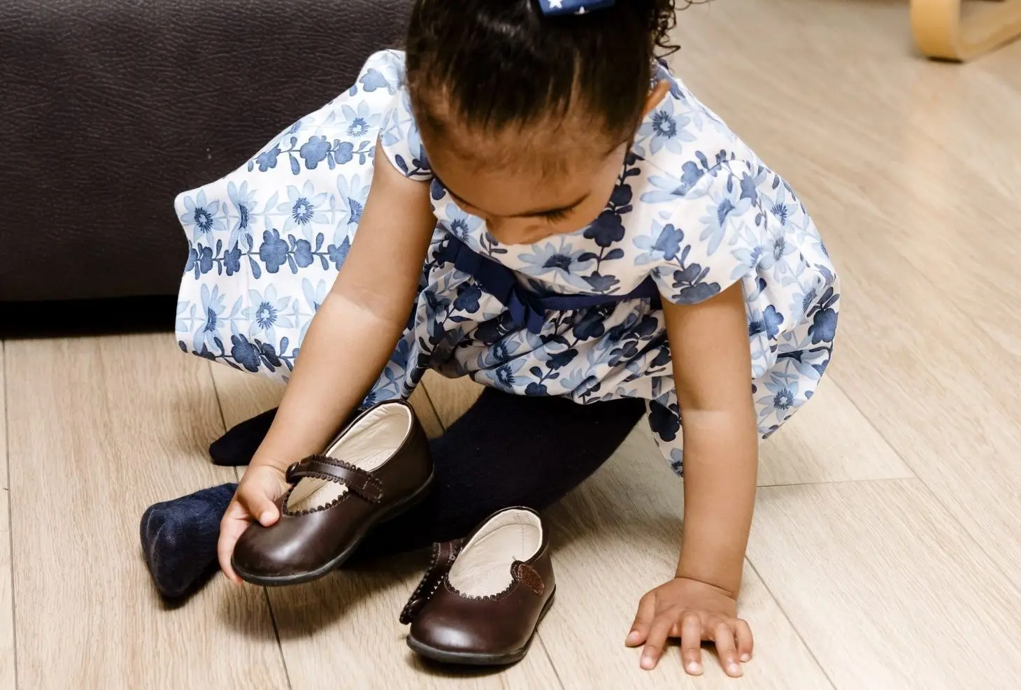 سردرگمی شیرین یک کودک هنگام کفش پوشیدن