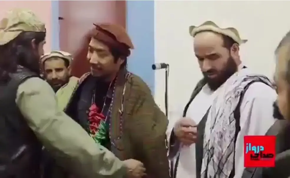 مسلمان شدن یک چینی در حضور فرمانده طالبان 
