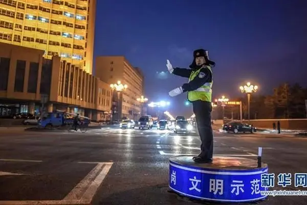 لحظه غش کردن یک پلیس وسط خیابان 