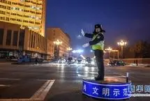 لحظه غش کردن یک پلیس وسط خیابان 