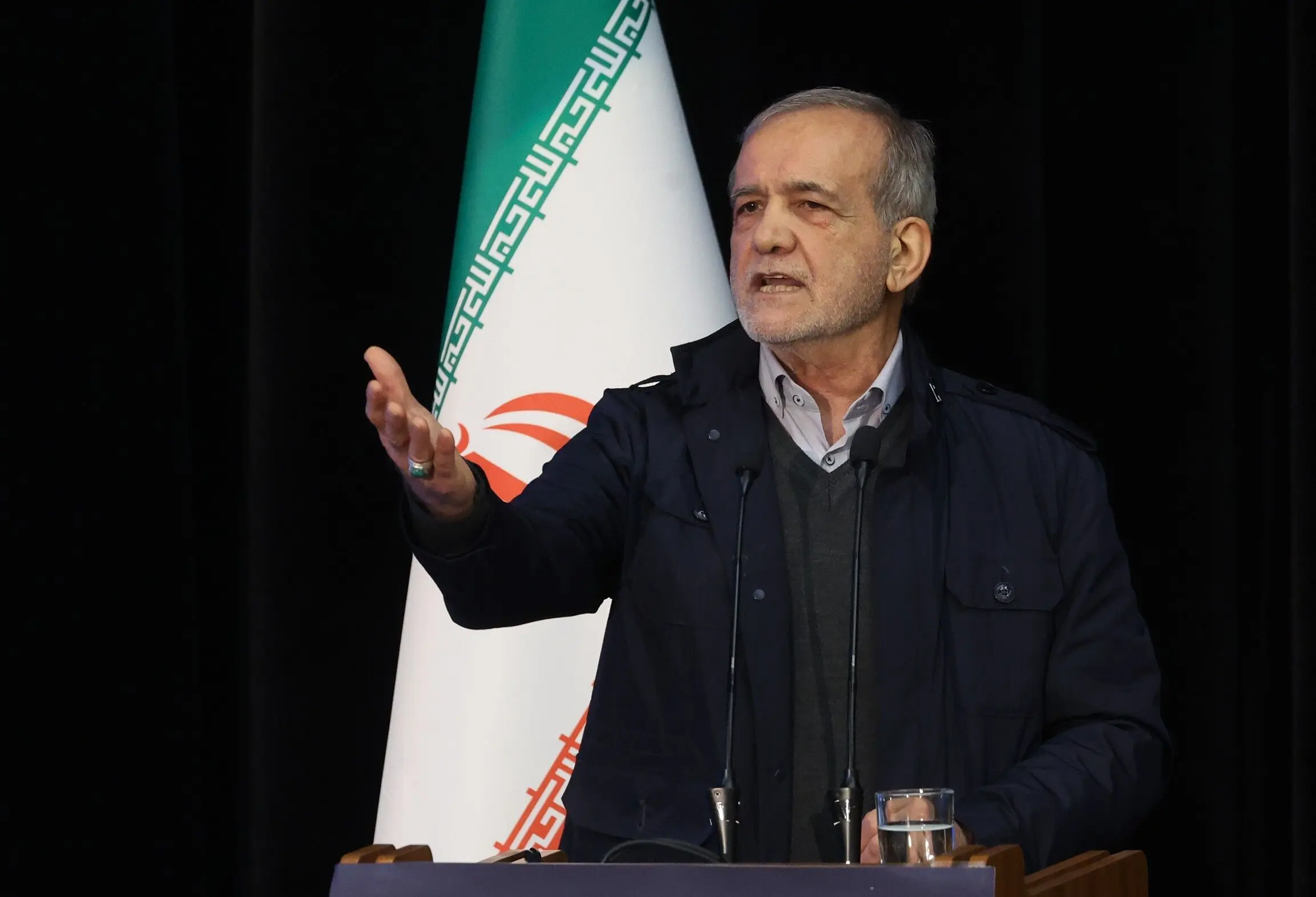 حمله تمسخرآمیز کیهان به پزشکیان: حرف‌های رئیس جمهور نه افقی را نشان می‌دهد نه مشکلی را حل می‌کند