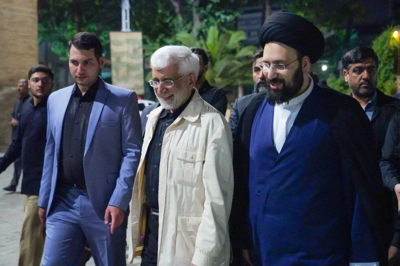 عکسی از نماز خواندن سعید جلیلی پشت سر سید علی خمینی