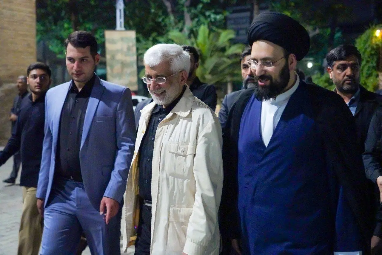 عکسی از نماز خواندن سعید جلیلی پشت سر سید علی خمینی