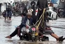 عبور فلسطینی‌ها با گاری از میان سیلاب