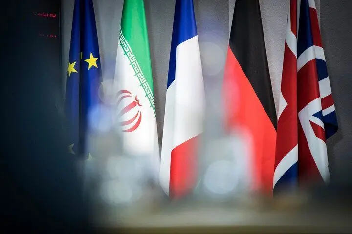 بررسی تأثیر مذاکرات با تروئیکای اروپایی همزمان با حملات موشکی ایران بر روند جنگ
