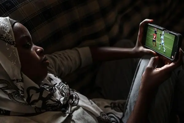 تصاویر؛ رویای فوتبال دختران محجبه زیر سایه نگاه  تحقیرآمیز و متلک‌پرانی