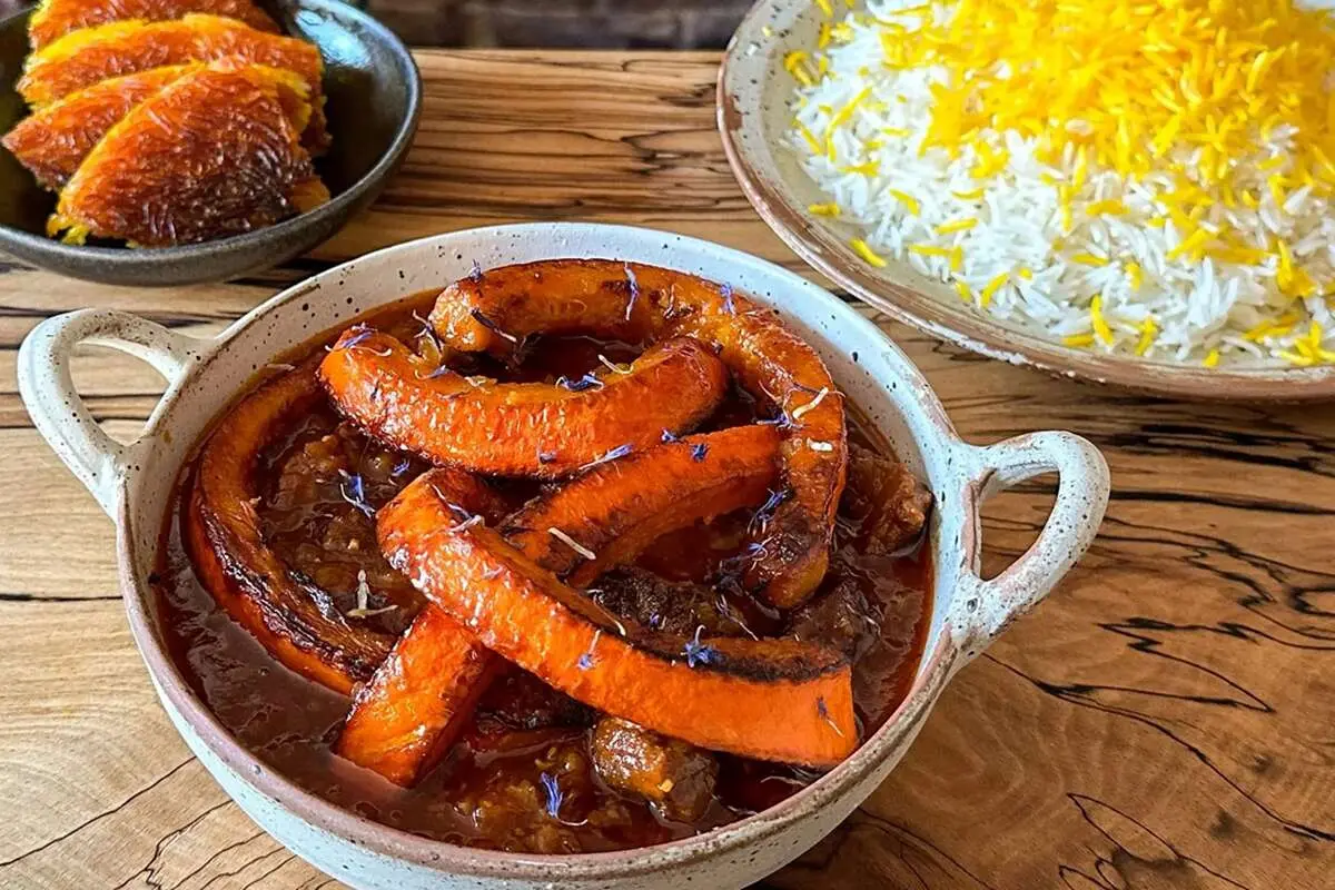 طرز تهیه خورش کدو حلوایی با مرغ و رب انار با طعمی ملس و دلپذیر