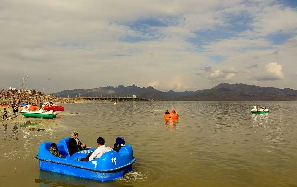 حیات دوباره دریاچه ارومیه/ ‌موتور قایق‌ها روشن شد