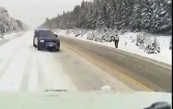 مامور پلیس کانادا با «جاخالی» به موقع از مرگ نجات یافت