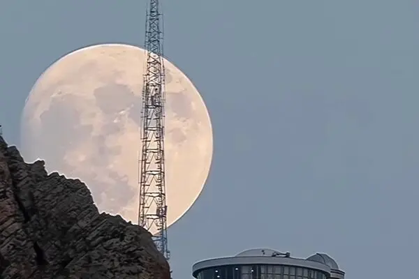 طلوع ماه برفراز رصدخانه کاسین خرم آباد