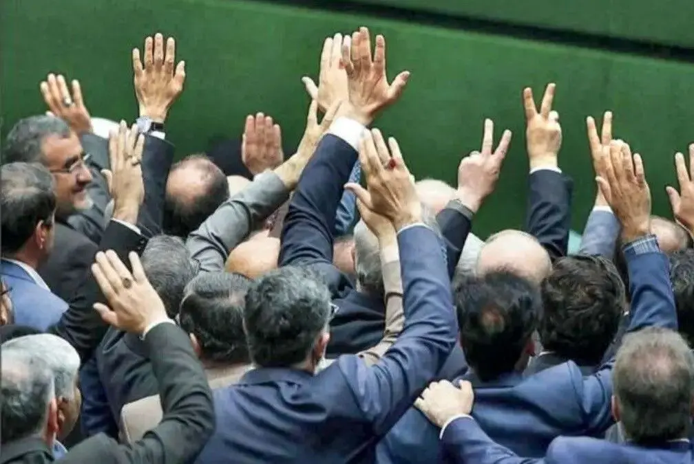 چرا در برابر شعارهایی که خواهان جنگ و تجاوز به ایران است، سکوت کرده‌اید؟