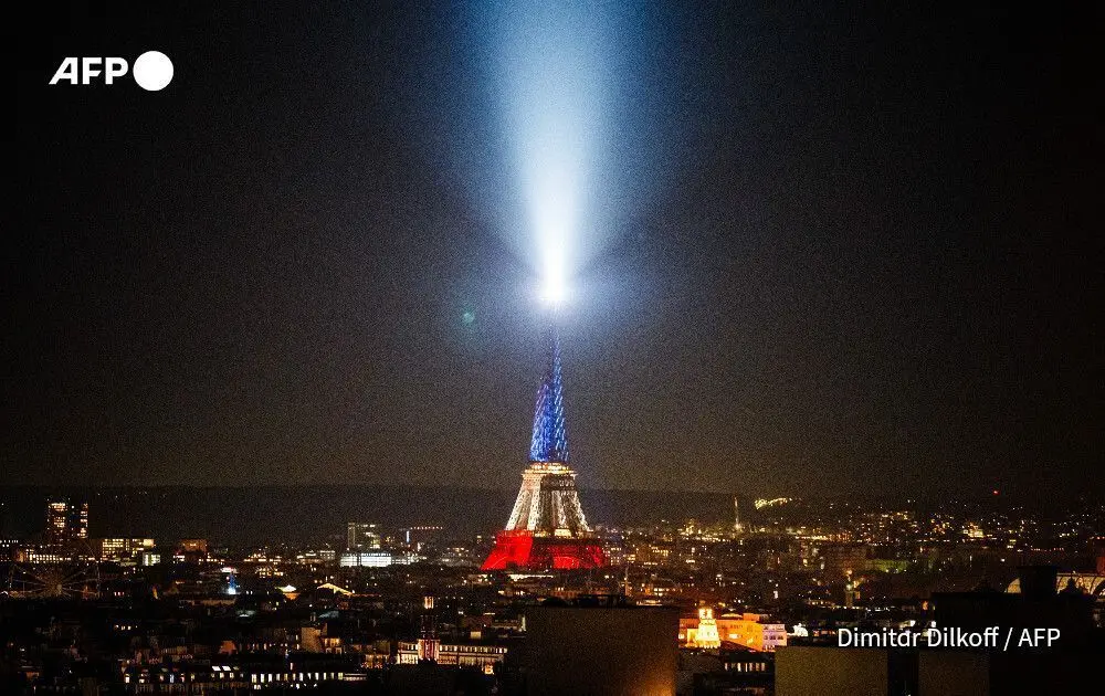 برج ایفل به یاد قربانیان فرانسوی داعش نورافشانی شد