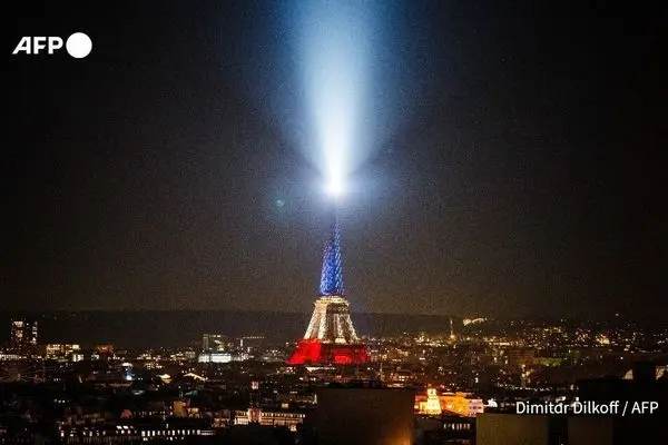 برج ایفل به یاد قربانیان فرانسوی داعش نورافشانی شد