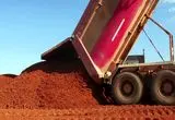 ببینید؛ پرتاب شدن راننده کامیون به بیرون هنگام تخلیه بار