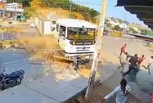 کامیون خارج از کنترل به یک کافه برخورد کرد