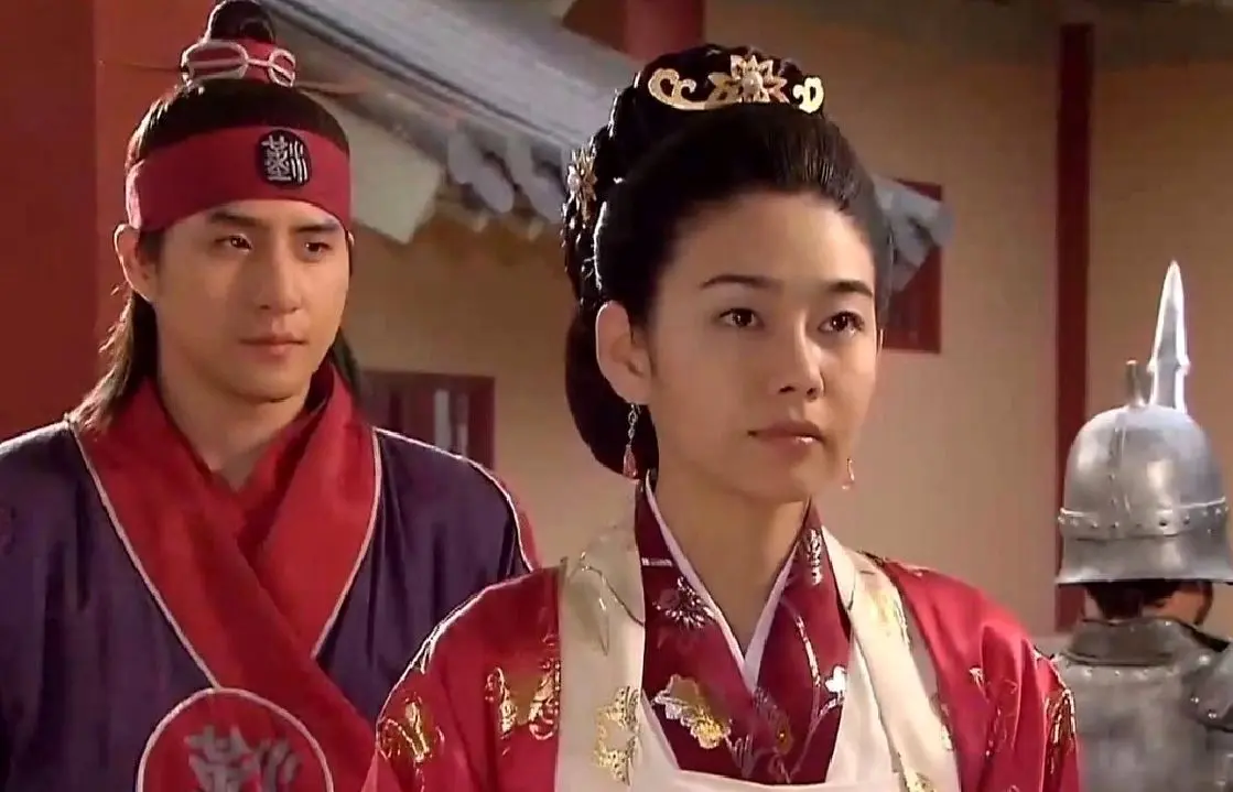 «بانو سولان» سریال جومونگ در کنار پدر و مادرش