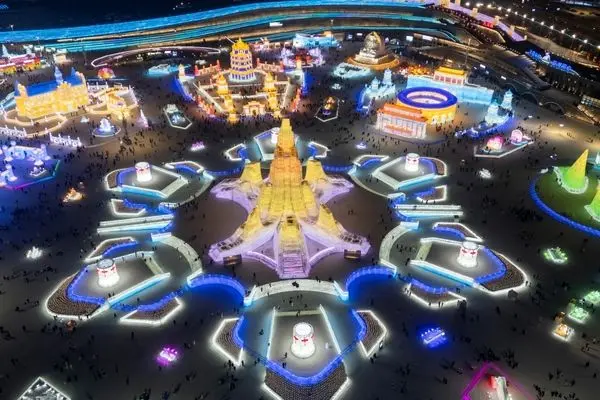 زوج‌های چینی در سرمای یخبندان هاربین پیمان ازدواج بستند