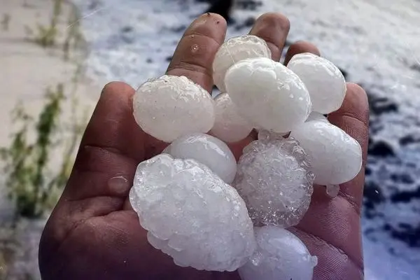 خوشحالی یمنی‌ها پس از بارش تگرگ 