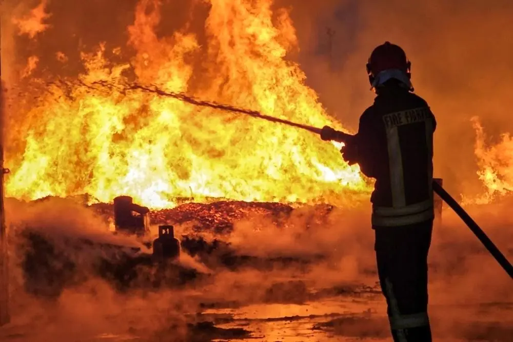 تصاویر؛ حریق گسترده در مرکز دپو پالت های چوبی یزد