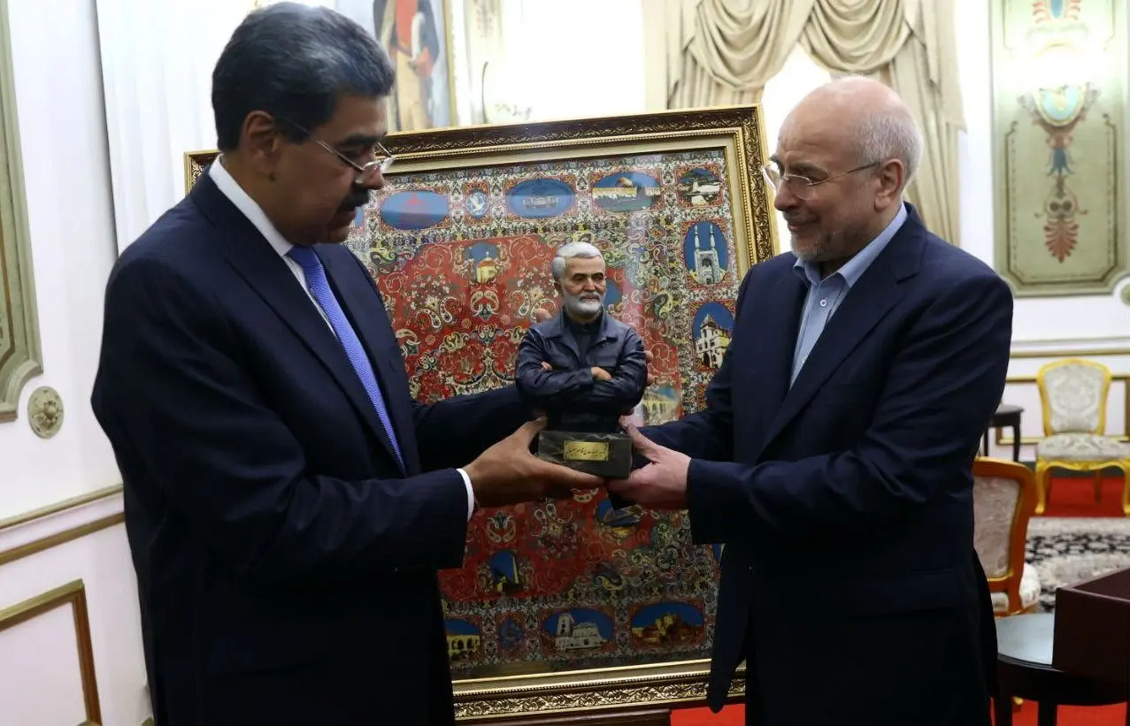 ببینید؛ قالیباف تندیس سردار سلیمانی را به مادورو هدیه داد