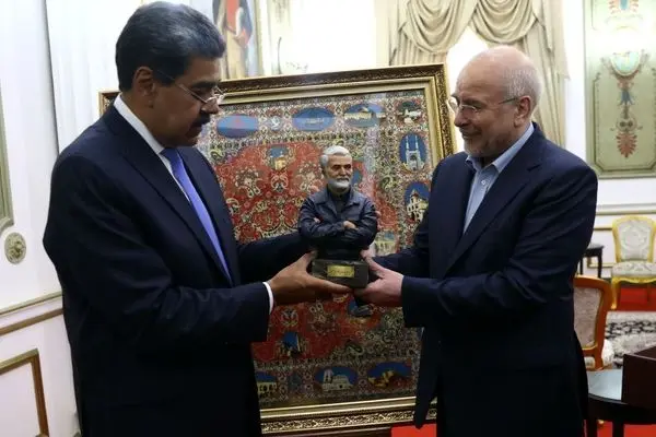 ببینید؛ قالیباف تندیس سردار سلیمانی را به مادورو هدیه داد