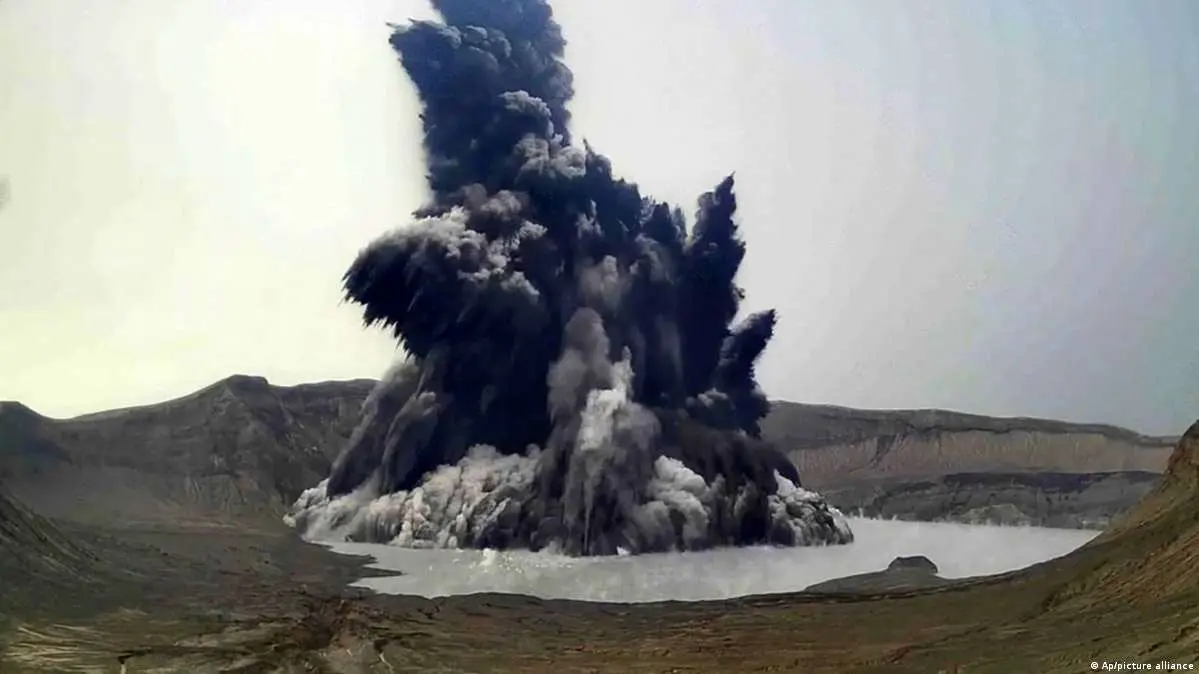 فوران آب‌ماگمایی یک آتشفشان