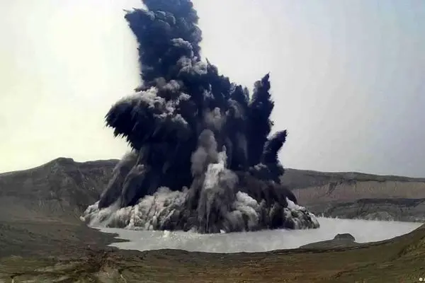 فوران آب‌ماگمایی یک آتشفشان
