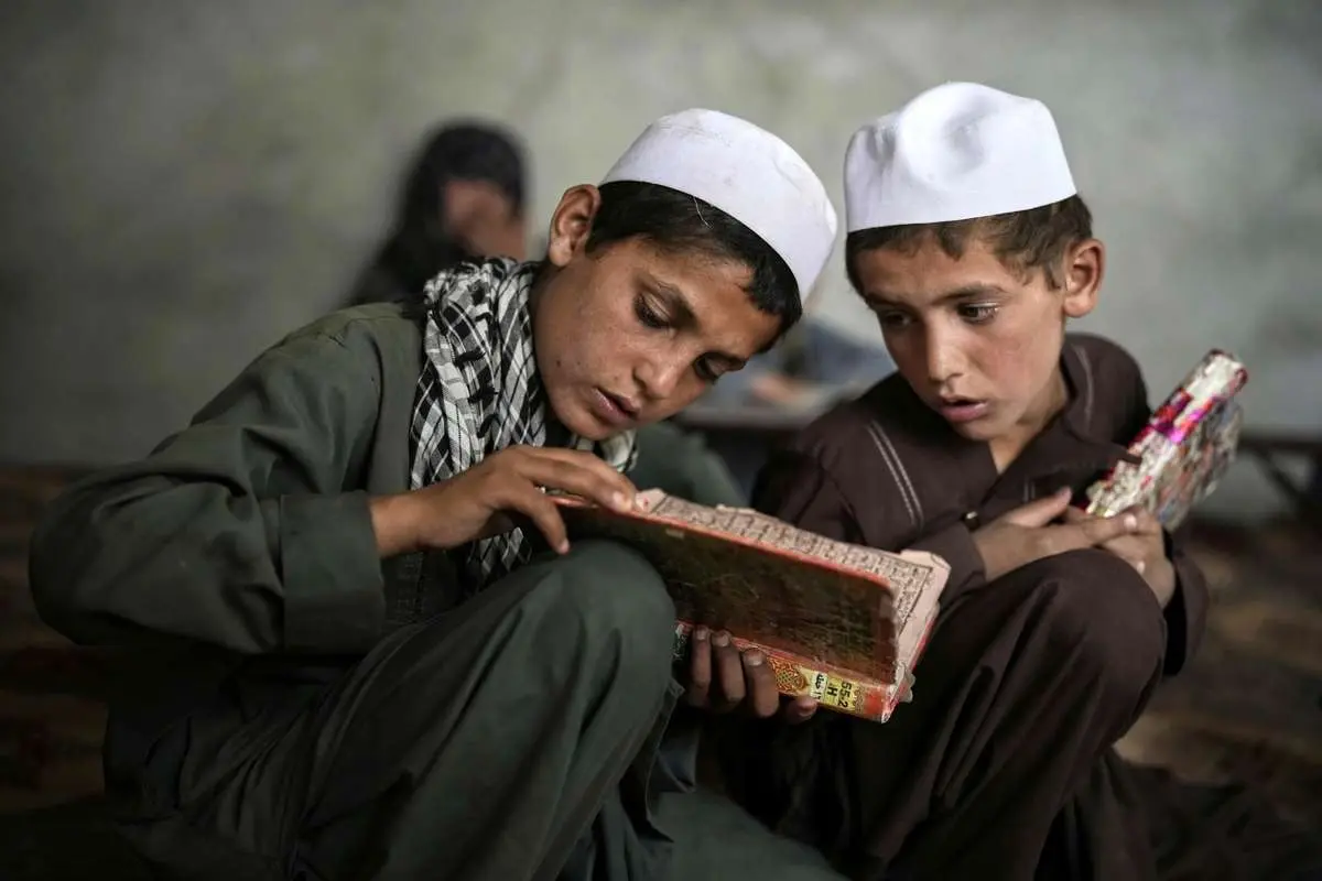 تصاویر؛ کودکان افغان در مدارس دینی؛ آموزش یا القای تفکرات مذهبی؟