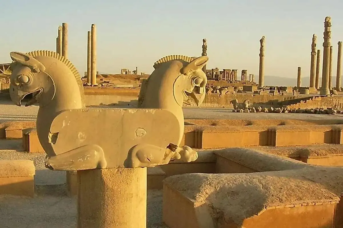 زیر «تخت‌جمشید» چه خبر است؟/ رازهای مهندسی یک بنای ۲۵۰۰ ساله؛ از کانال‌های زیرزمینی تا ستون‌های ۲۰ متری
