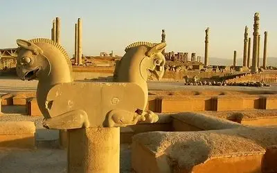 یادگاری تلخ پویا و نادیا برای تخت جمشید / مشکل فقط یادگاری‌نویسی نیست