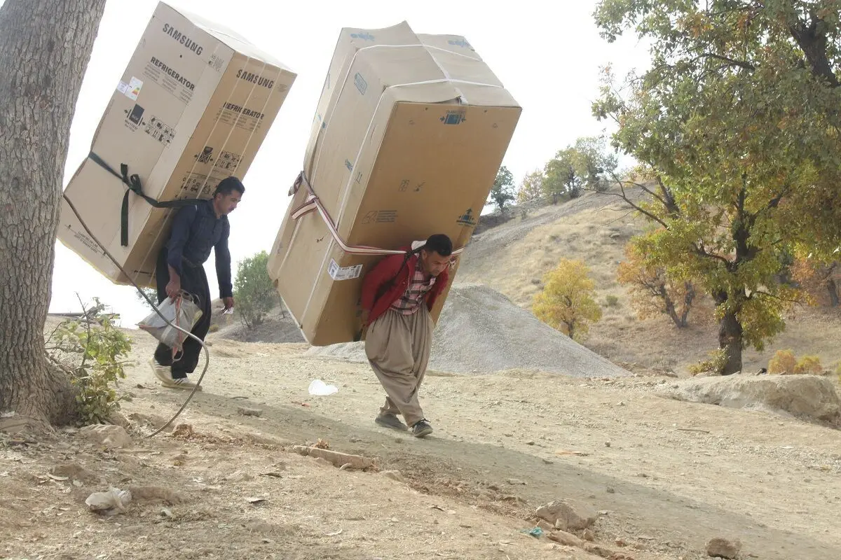از حمله گرگ‌ها تا انفجار مین/ روایت کولبران از سختی‌ها و مشکلاتشان 
