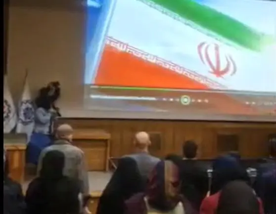 مشکل صوتی در مراسم وزیر اقتصاد؛ دانشجویان سرود ملی را به پایان رساندند