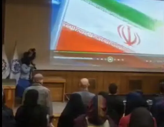 مشکل صوتی در مراسم وزیر اقتصاد؛ دانشجویان سرود ملی را به پایان رساندند