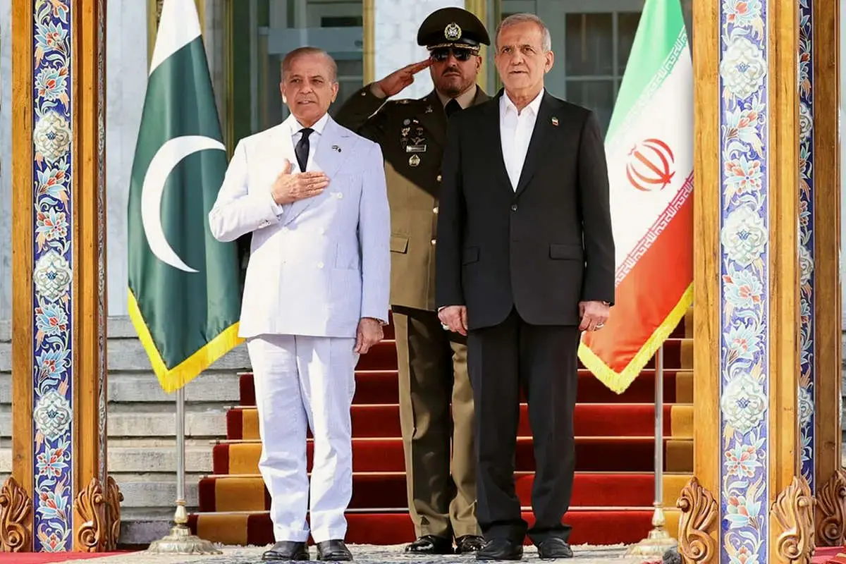 صداهای عجیب سرباز پاکستانی در مراسم استقبال از پزشکیان