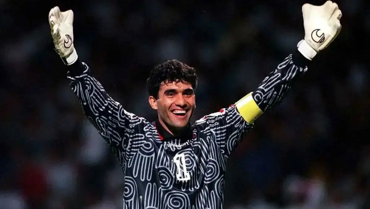 چهره جذاب عقاب آسیا با سبیل!