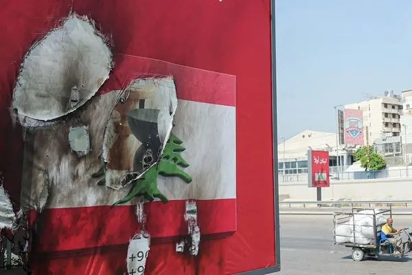 عکس؛ آتش زدن تابلوی «اول لبنان» 
