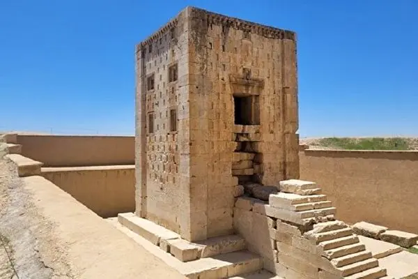 خوشگذرانی دو مسافر در اطراف کعبه زرتشت ۱۴۰ سال پیش با سماور زغالی