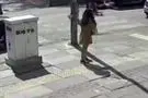 لحظه حمله وحشیانه یک مرد به زن میان‌سال در گذرگاه عابر پیاده
