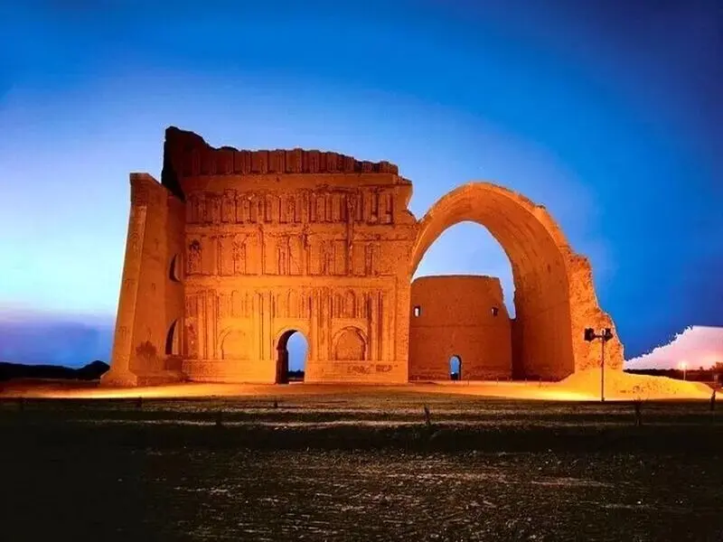 توریست‌ها در ایوان مدائن، سال ۱۹۶۲ میلادی