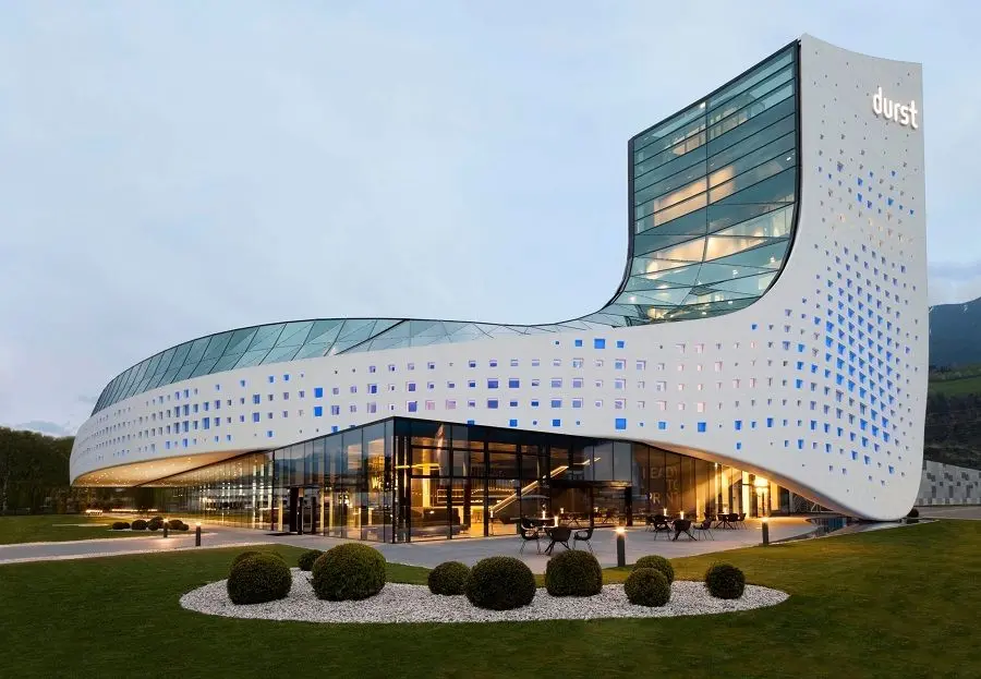 معماری خاص ساختمان اداری یک تولیدکننده مطرح جهانی